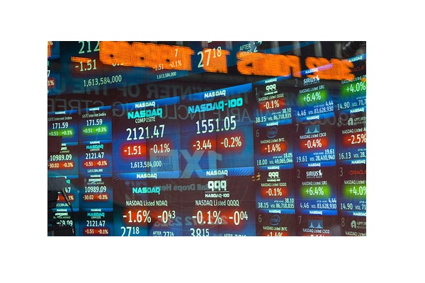 Dólar, salarios, inflación y valores inmobiliarios en pesos.