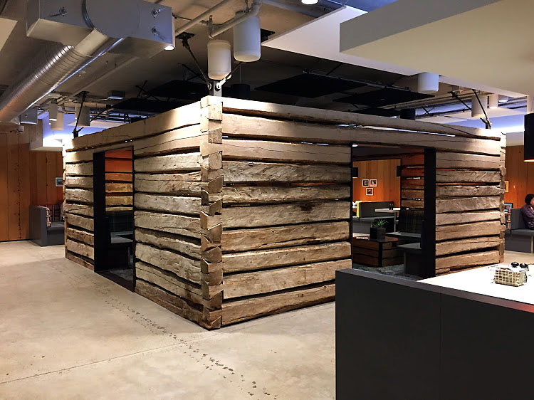 Esta cabaña fue trasladada desde el bosque y ensamblada nuevamente en las oficinas