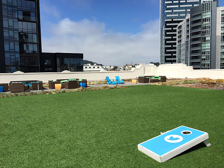  La terraza del edificio con la vista a la ciudad de San Francisco 